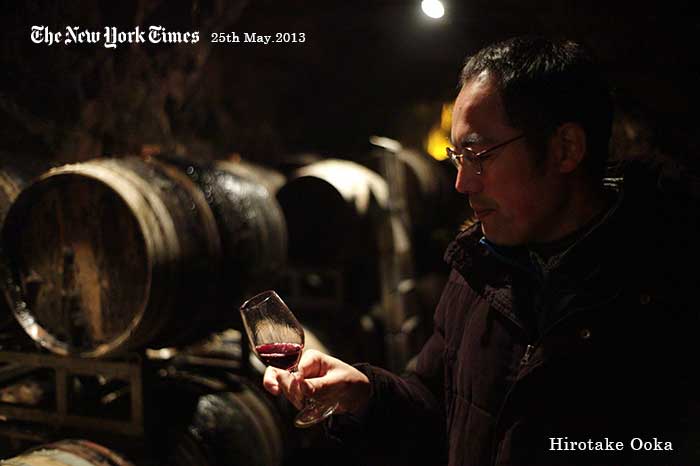 自然の洞窟を利用したカーヴで試飲する大岡弘武、ニューヨークタイムズ世界版　2013年5月25より
